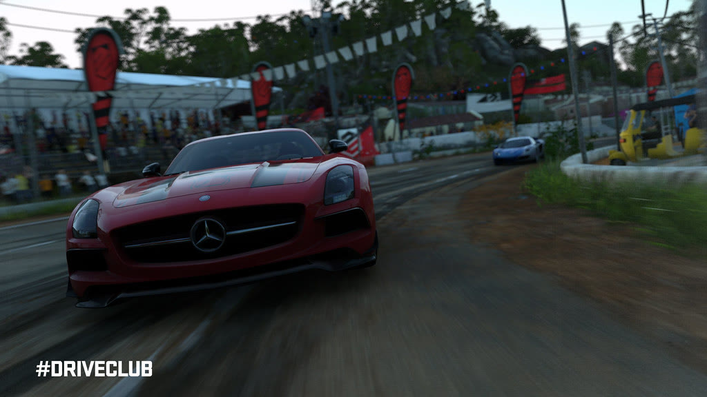 Una gara di DriveClub in un’immagine ufficiale PlayStation del 2014. Non è uno screenshot o un benchmark di DriveClub Recomp.