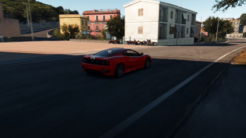 Forza Horizon 2 su PC con Azimuth, auto rossa in una cittadina