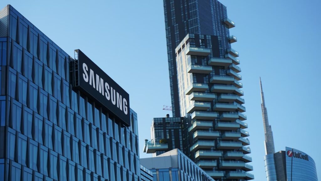 Galaxy S27 Ultra leak: Samsung potrebbe togliere una fotocamera Galaxy S27 Ultra could drop one of its cameras to save space foto editoriale