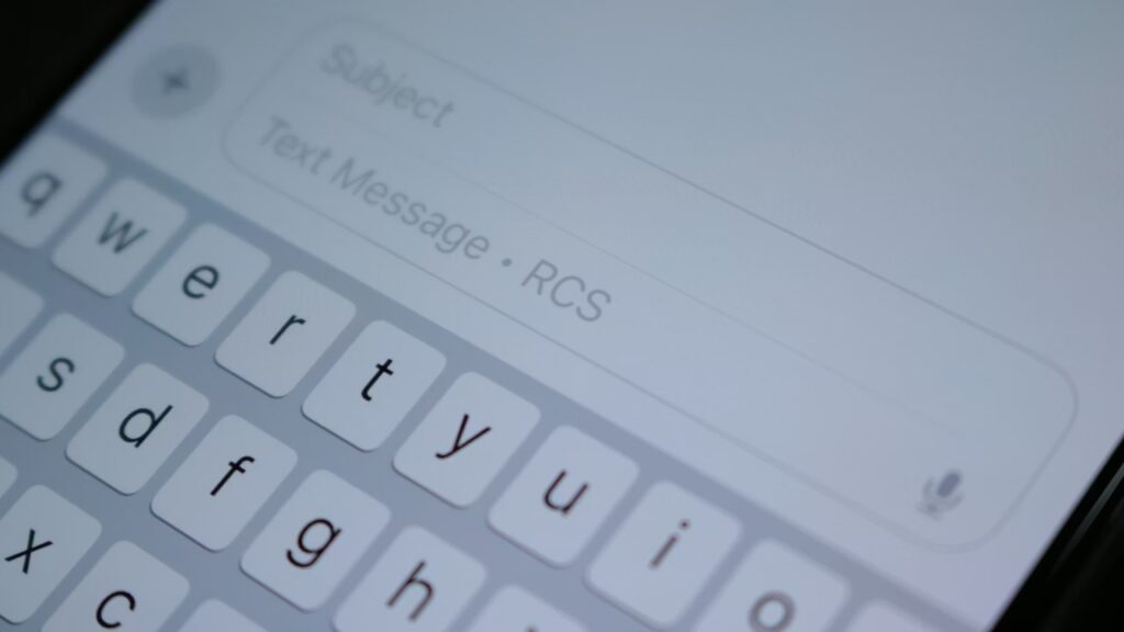 Gli SMS non mollano foto editoriale