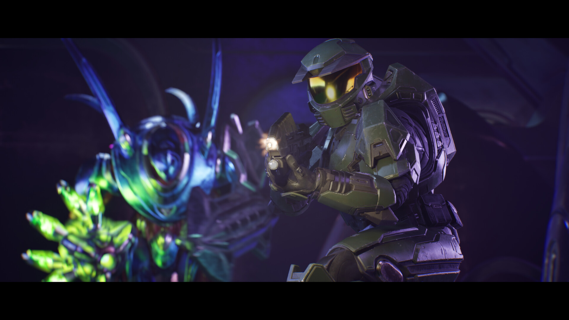 Master Chief affronta una creatura Covenant — Halo: Campaign Evolved.