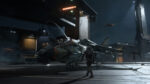 Squadron 42, un soldato davanti a un'astronave in un hangar