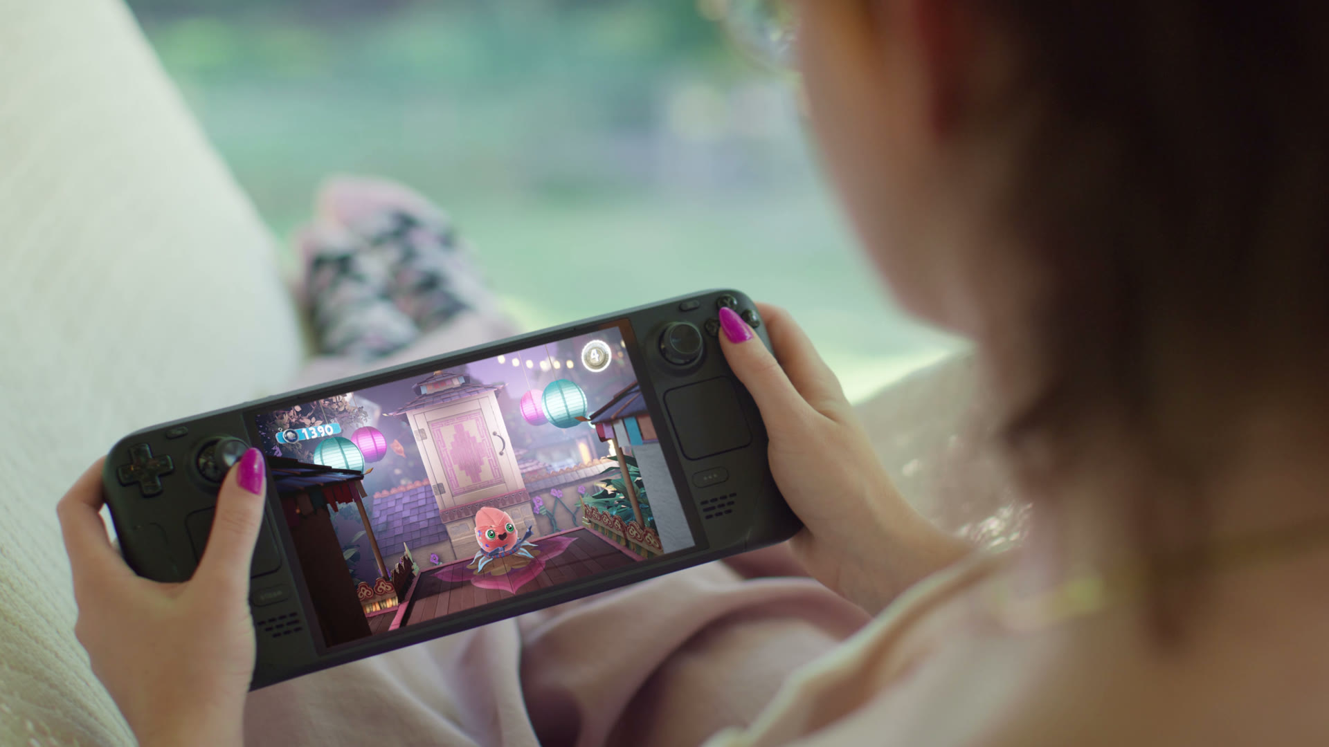 Steam Deck OLED durante una sessione di gioco, nella fotografia ufficiale Valve.