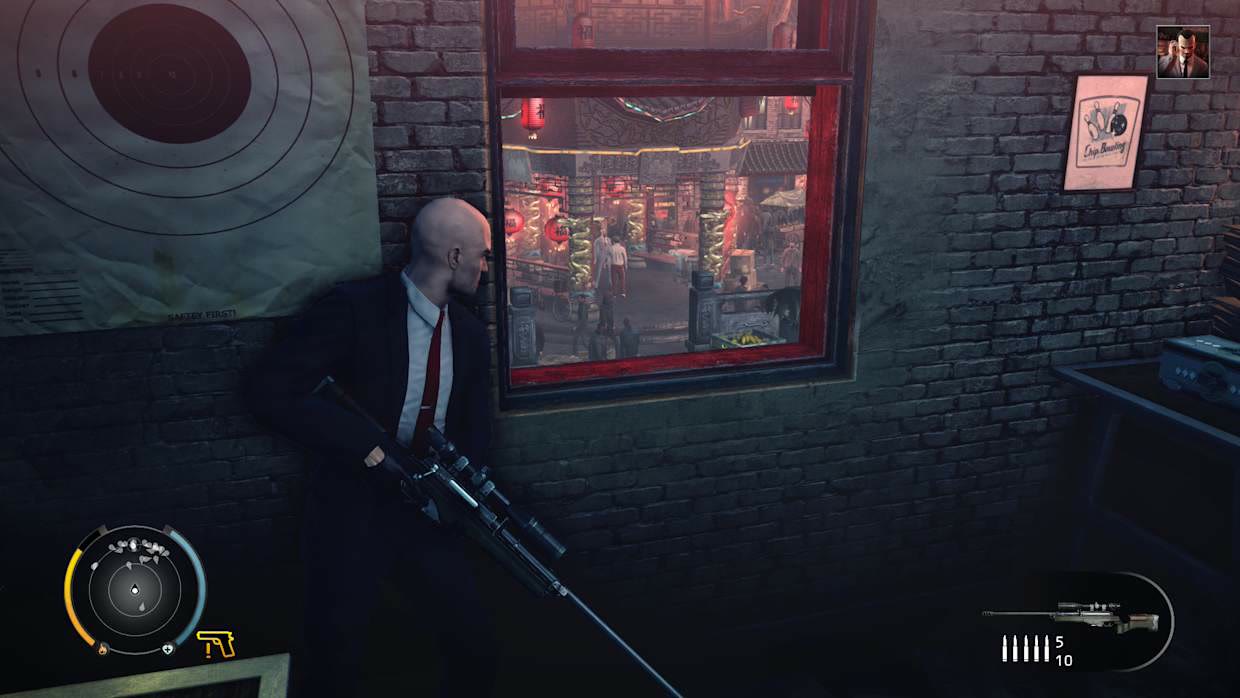 L’Agente 47 osserva i bersagli da una finestra, in una schermata ufficiale dell’edizione Switch 2.