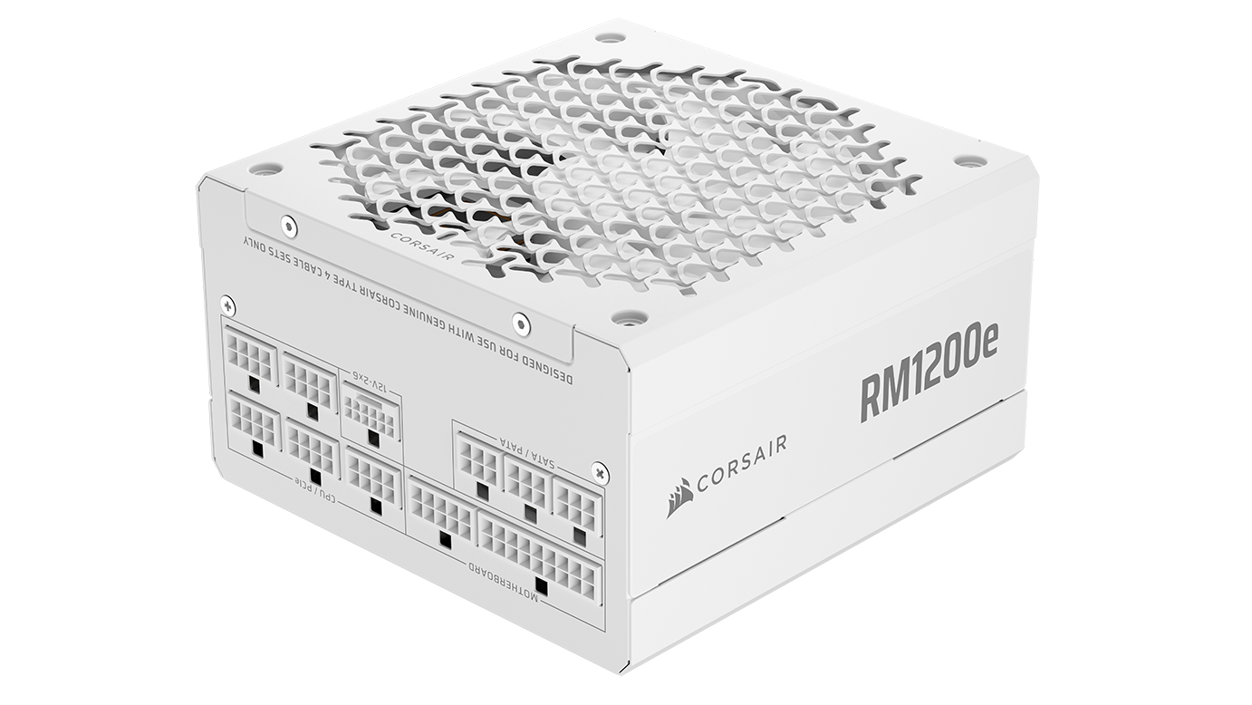 La versione bianca dell’alimentatore Corsair RM1200e e i suoi connettori modulari.