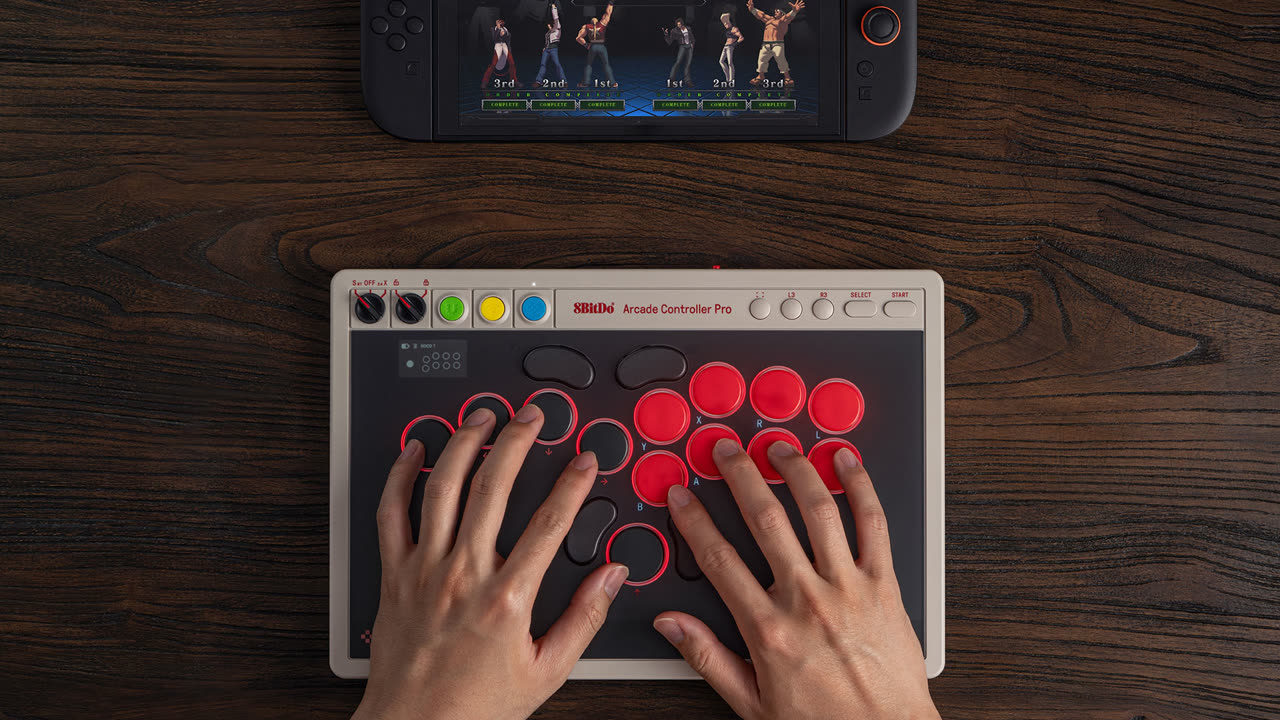 Il layout compatto di Arcade Controller Pro e il piccolo display integrato.