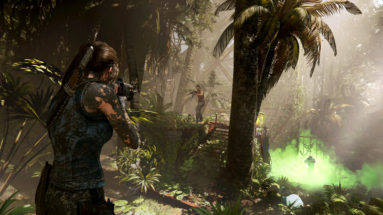 Lara Croft affronta i nemici di Trinity nella giungla.