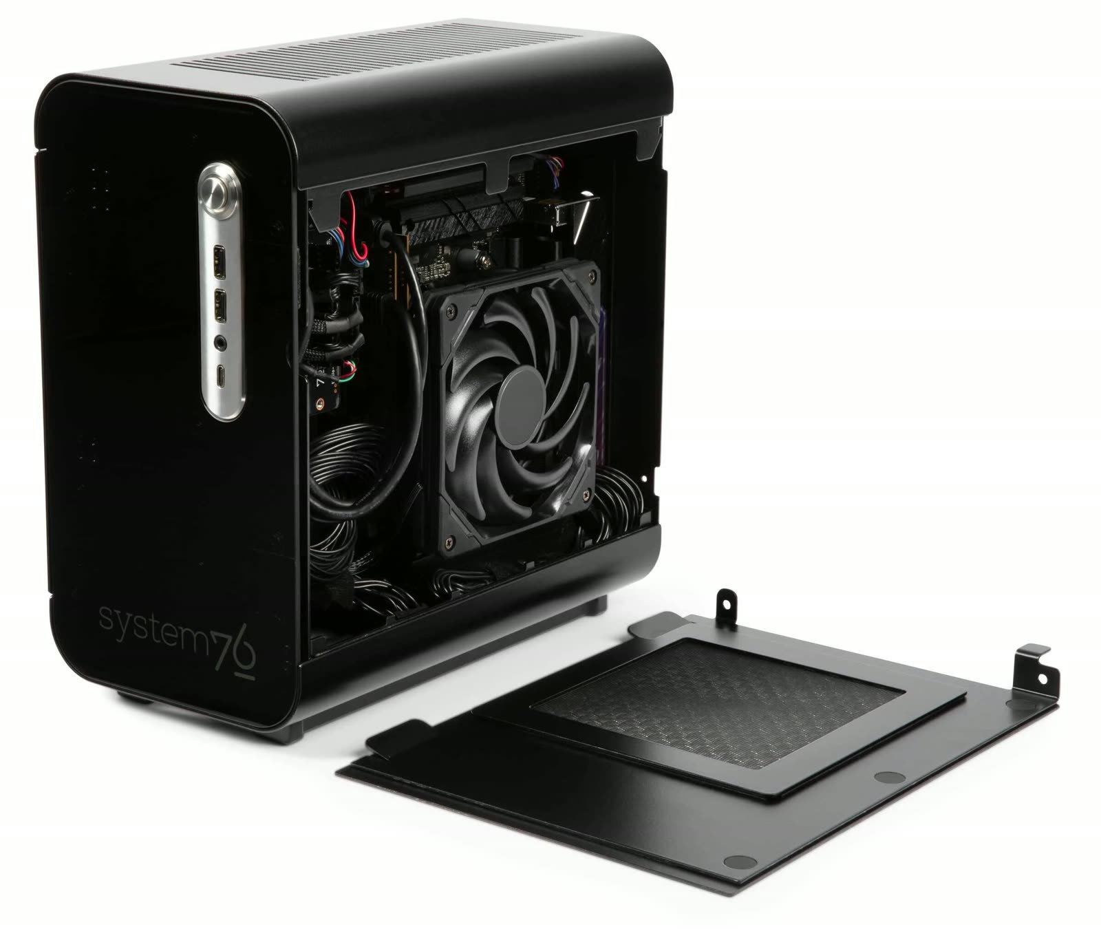 I pannelli magnetici aprono l’accesso all’interno del nuovo desktop System76.
