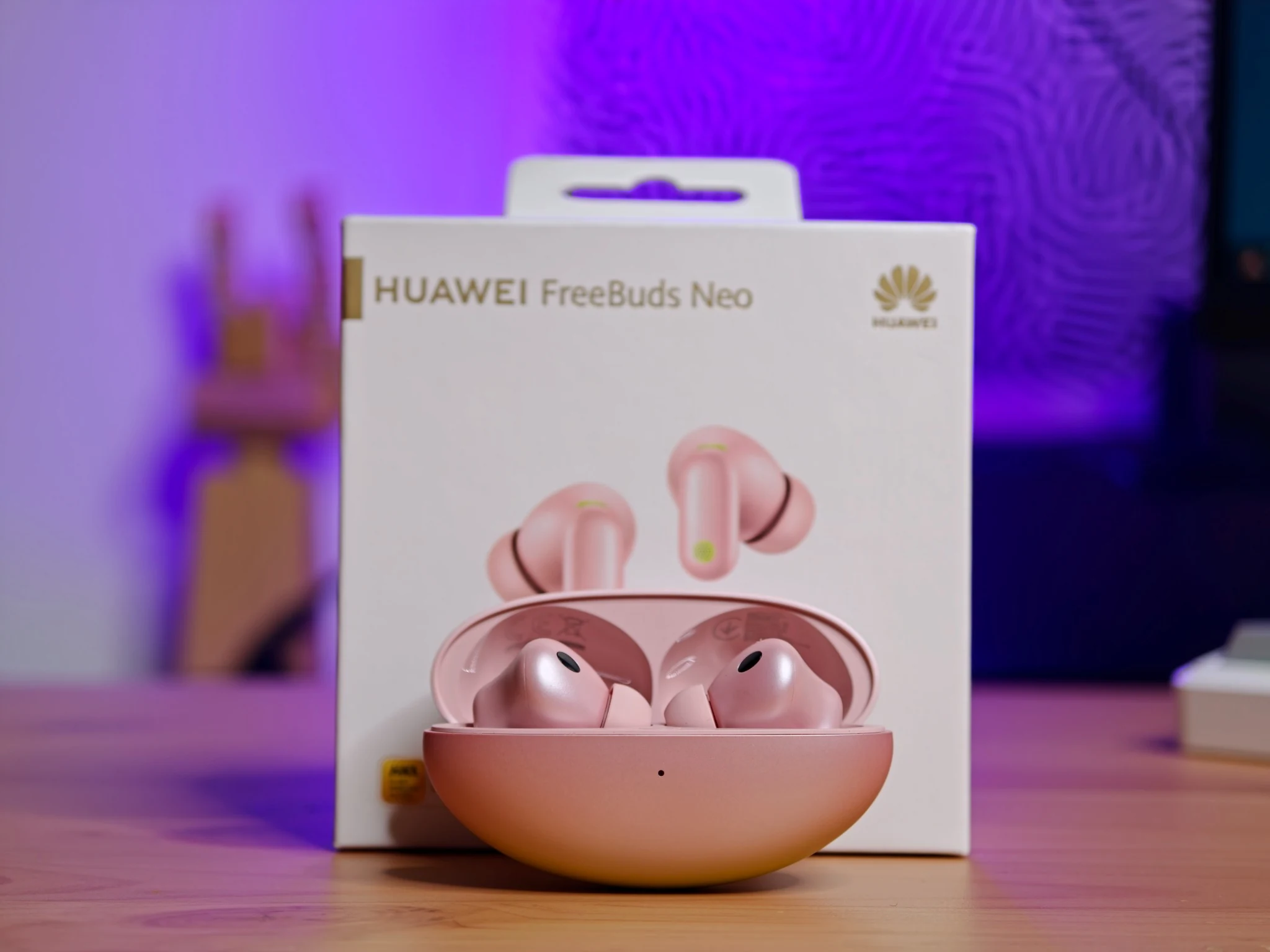 HUAWEI FreeBuds Neo nella custodia aperta davanti alla confezione