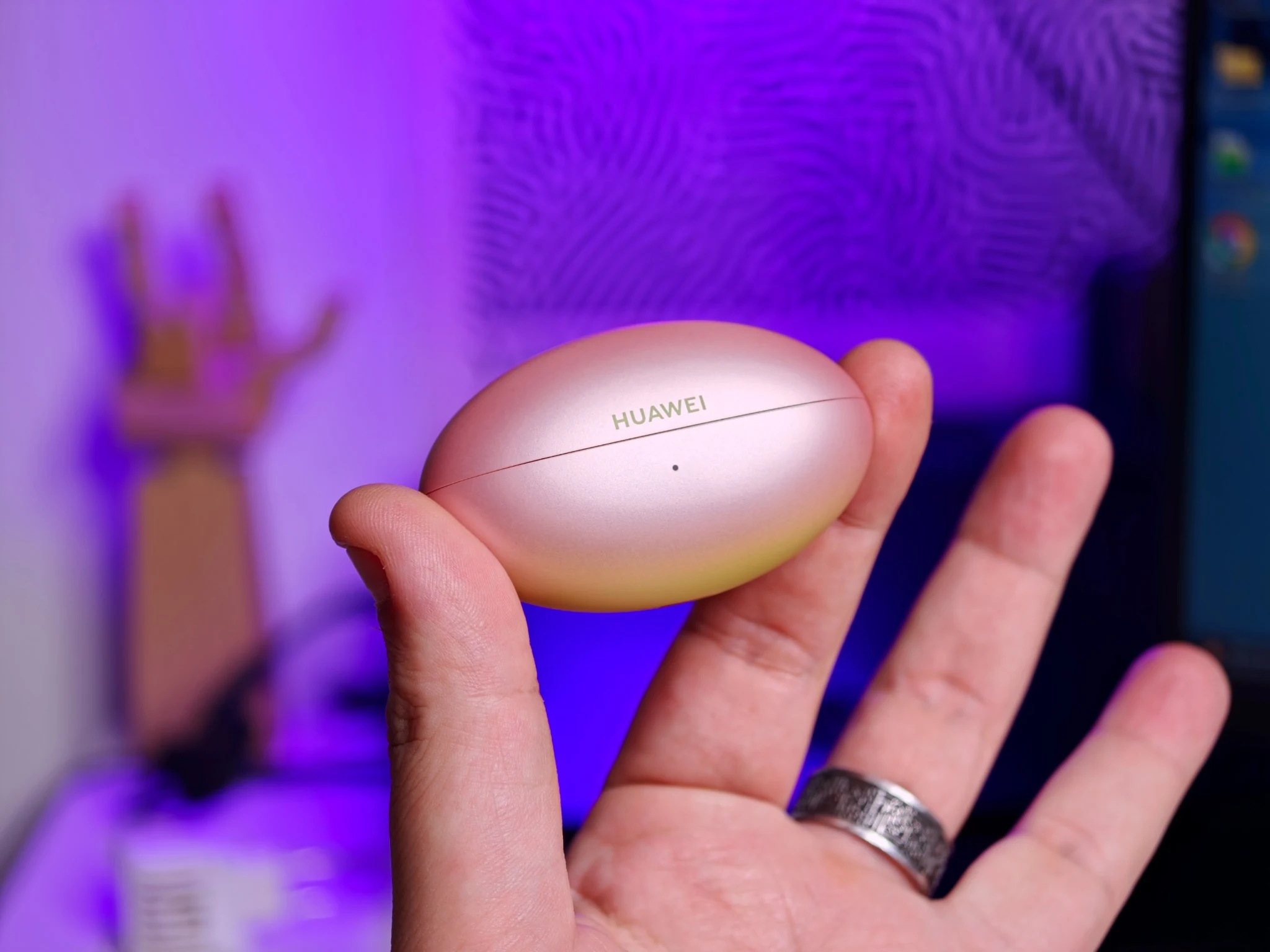 Custodia Rosa Nebulosa delle HUAWEI FreeBuds Neo tenuta in mano