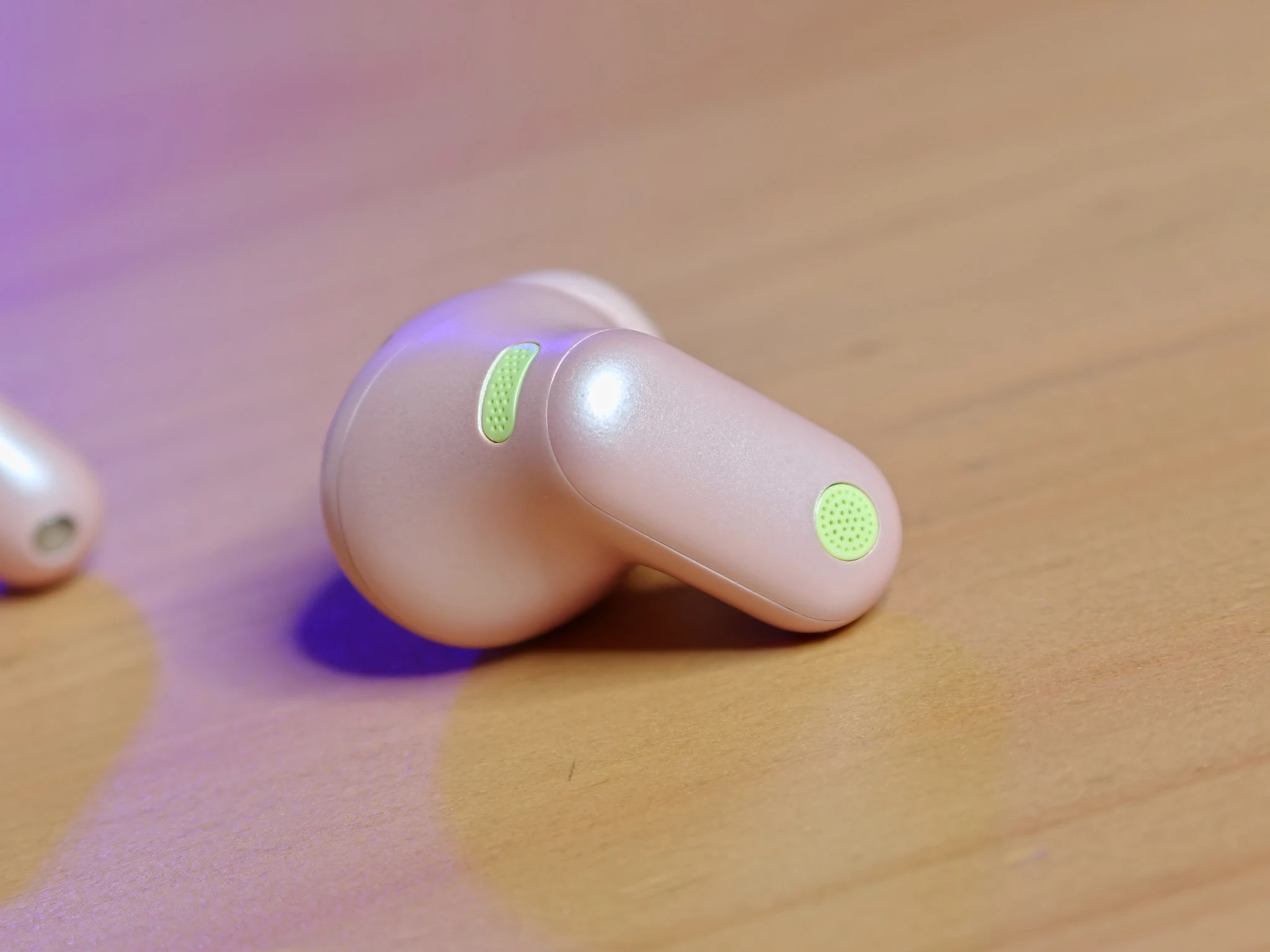 Macro dello stelo e delle griglie delle HUAWEI FreeBuds Neo Rosa Nebulosa