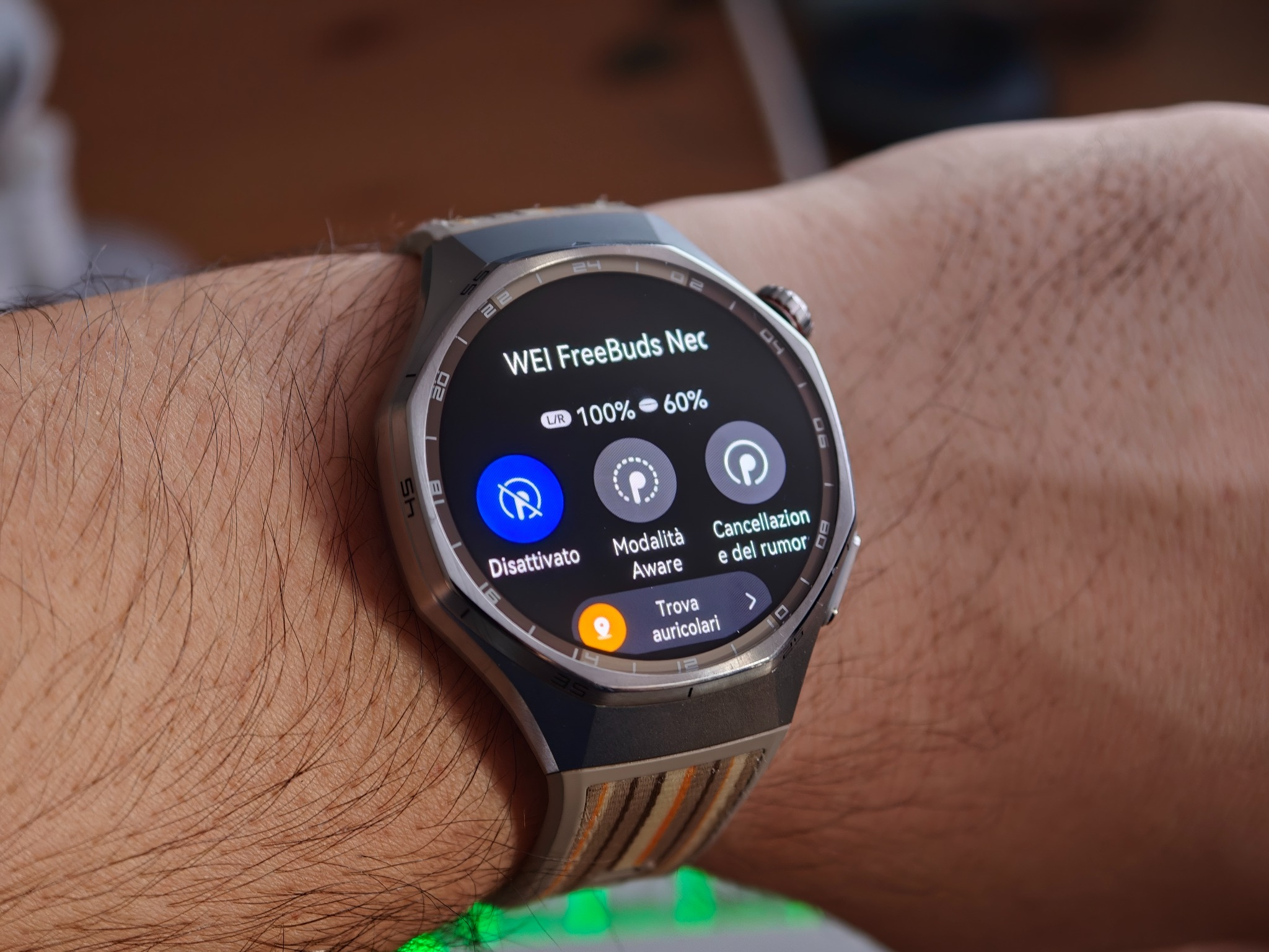 HUAWEI Watch GT 6 Pro con i controlli ANC delle HUAWEI FreeBuds Neo