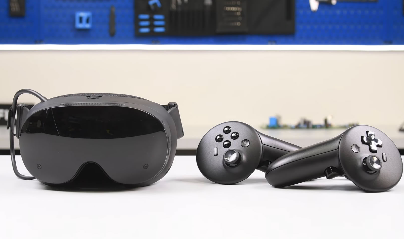 iFixit smonta Steam Frame: riparabilità buona, ma la batteria è incollata