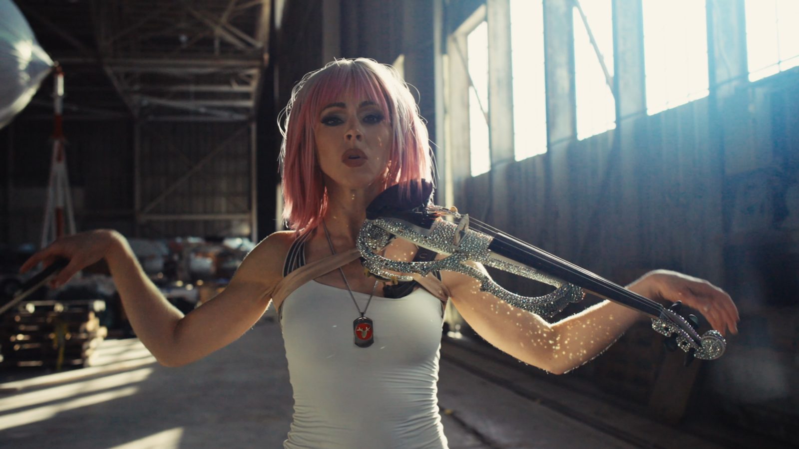 Lindsey Stirling interpreta Tasha Severskaya con il violino