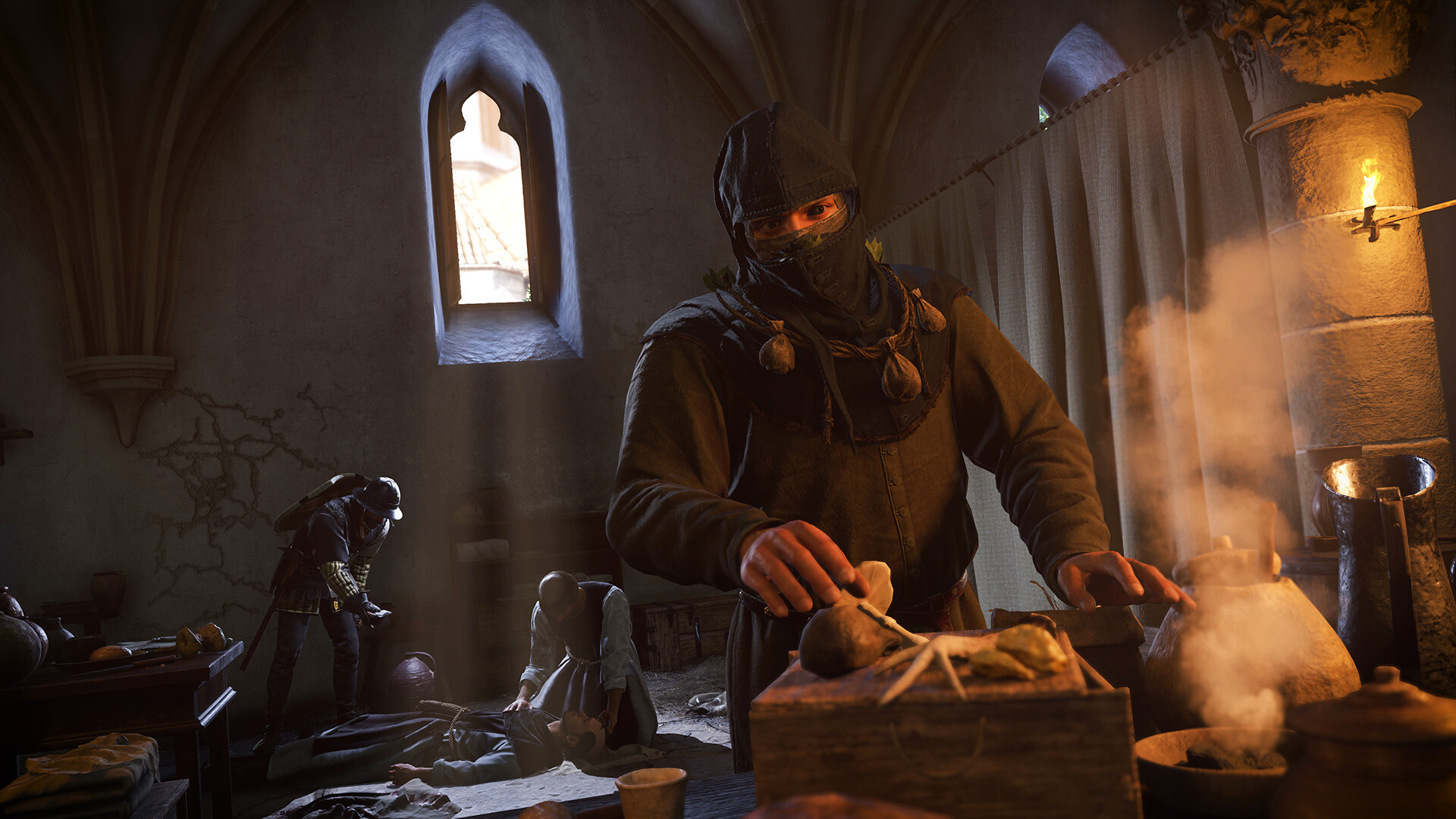 Un personaggio lavora a un tavolo illuminato dalle candele — Kingdom Come: Deliverance II.