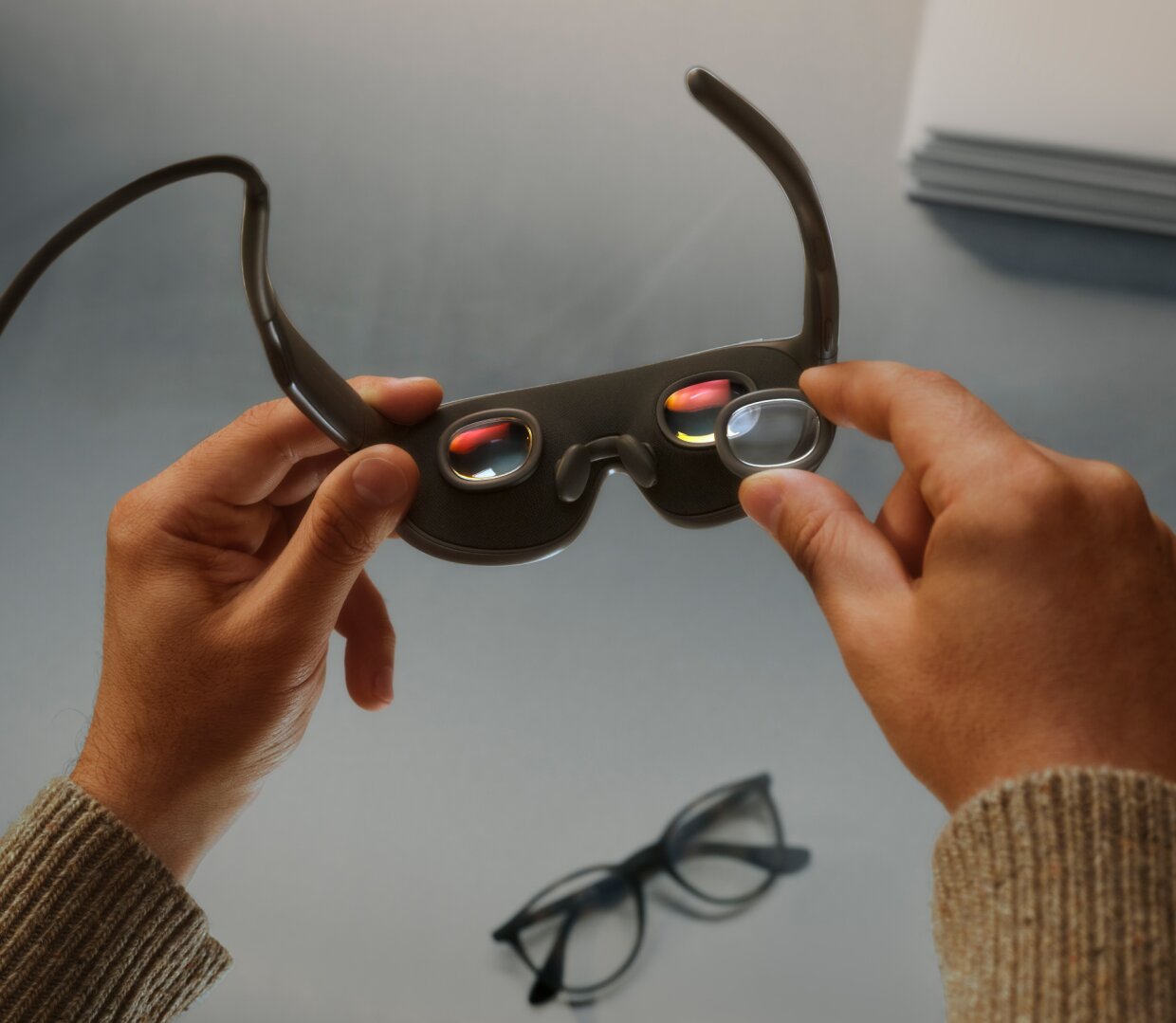 Il visore Meta collegato al puck esterno