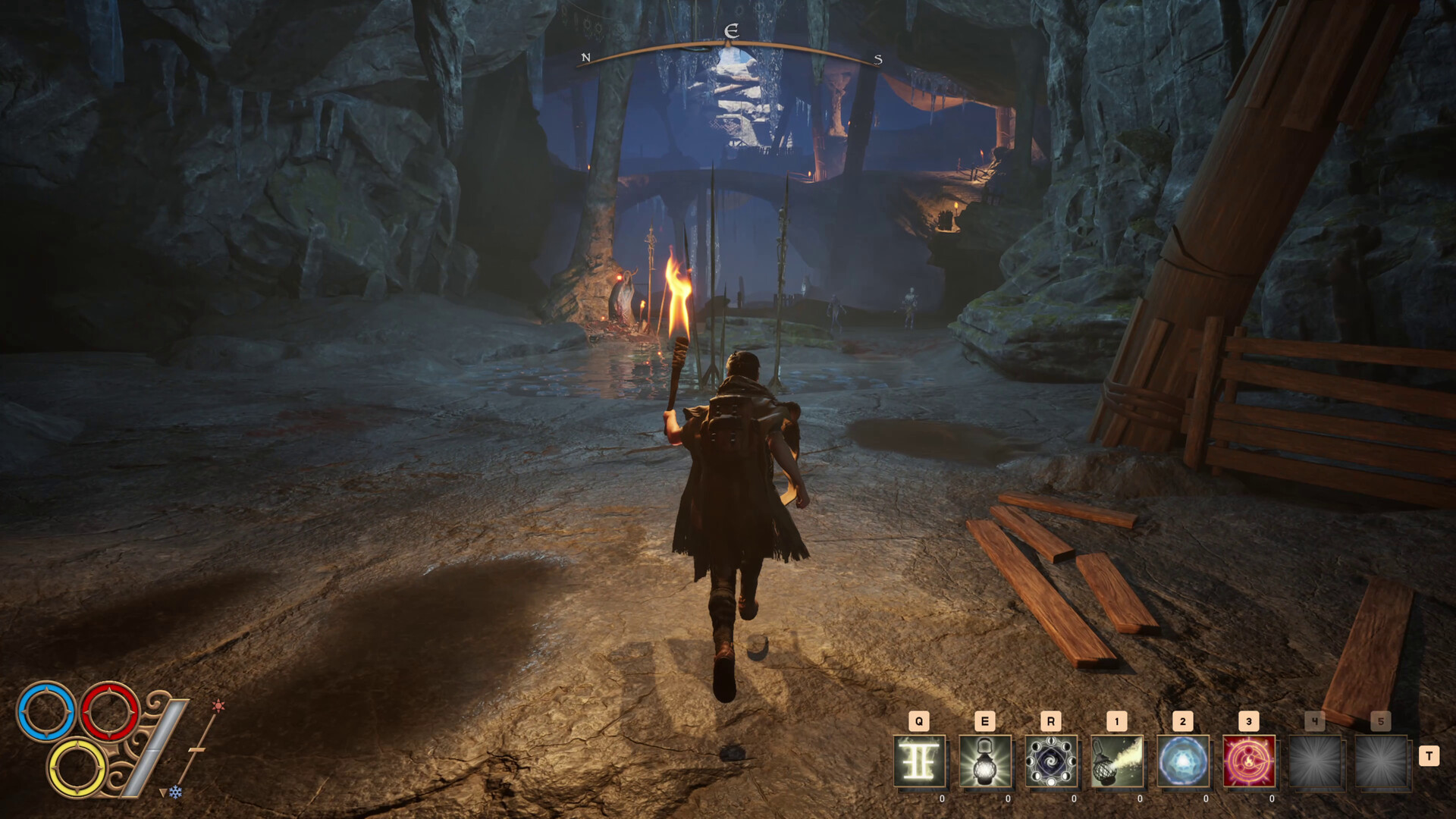 Un personaggio esplora una caverna con una torcia in Outward 2