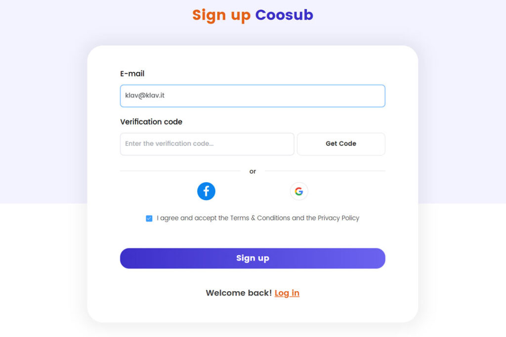 Schermata del modulo di registrazione su Coosub con inserimento email, codice di verifica e accesso tramite Facebook o Google.