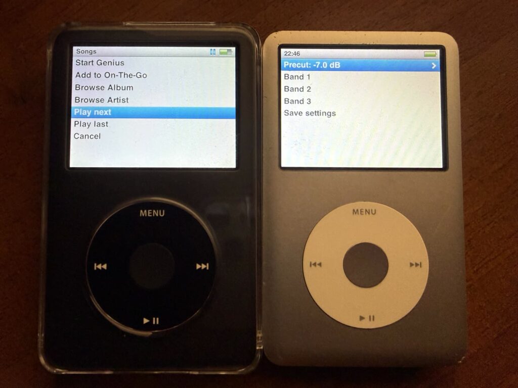Due iPod Classic con RepriseOS e menu di riproduzione