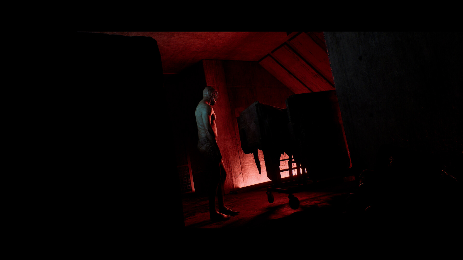 Simon in un interno illuminato da una luce rossa — Silent Hill: Townfall.