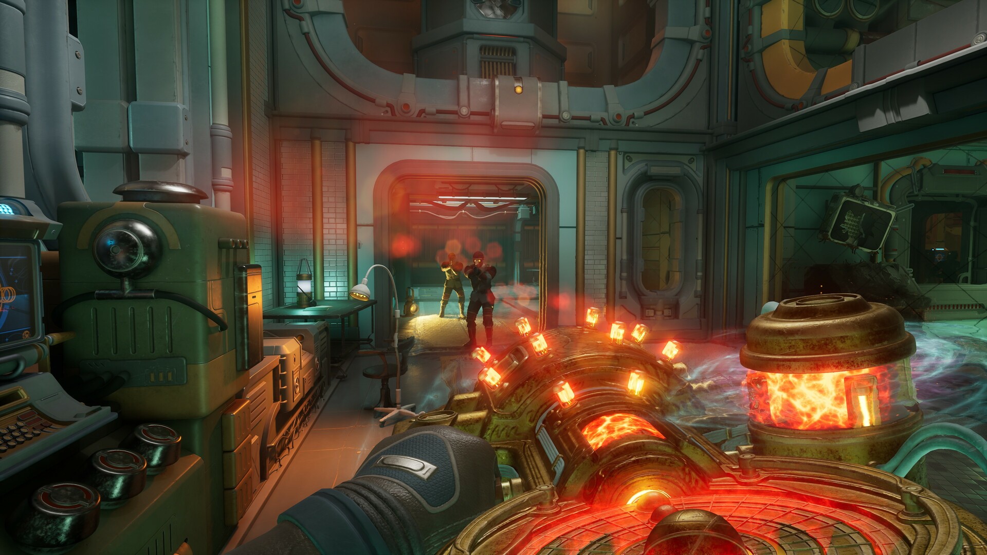 Combattimento in prima persona dentro una struttura industriale — The Outer Worlds 2.