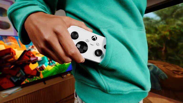 Xbox Nano Controller bianco riposto nella tasca di una felpa