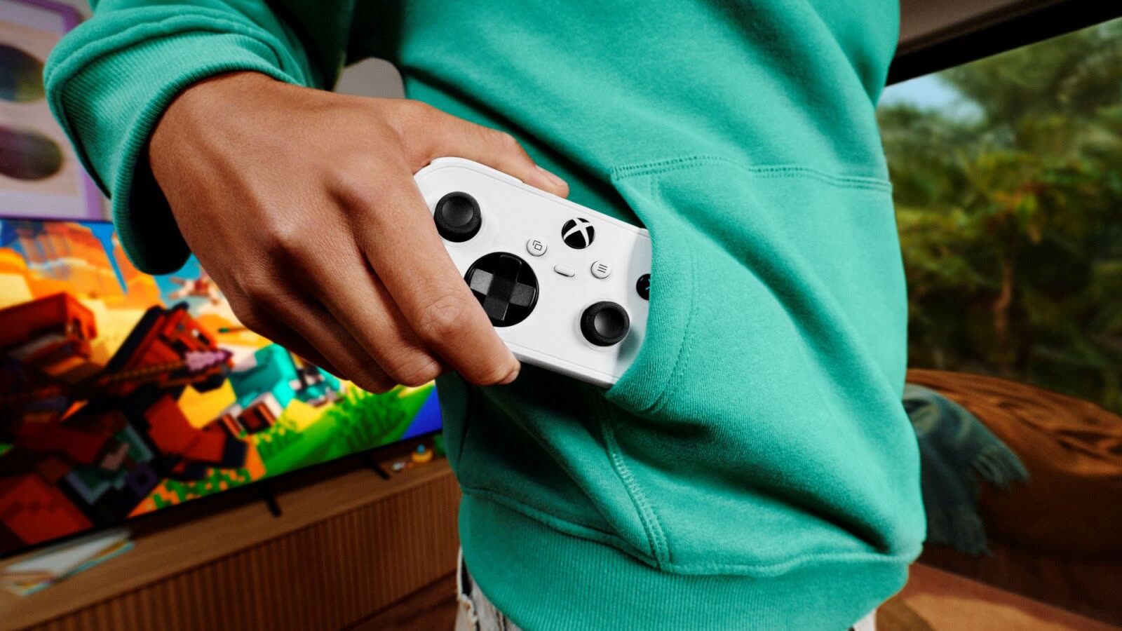 Xbox Nano Controller bianco riposto nella tasca di una felpa