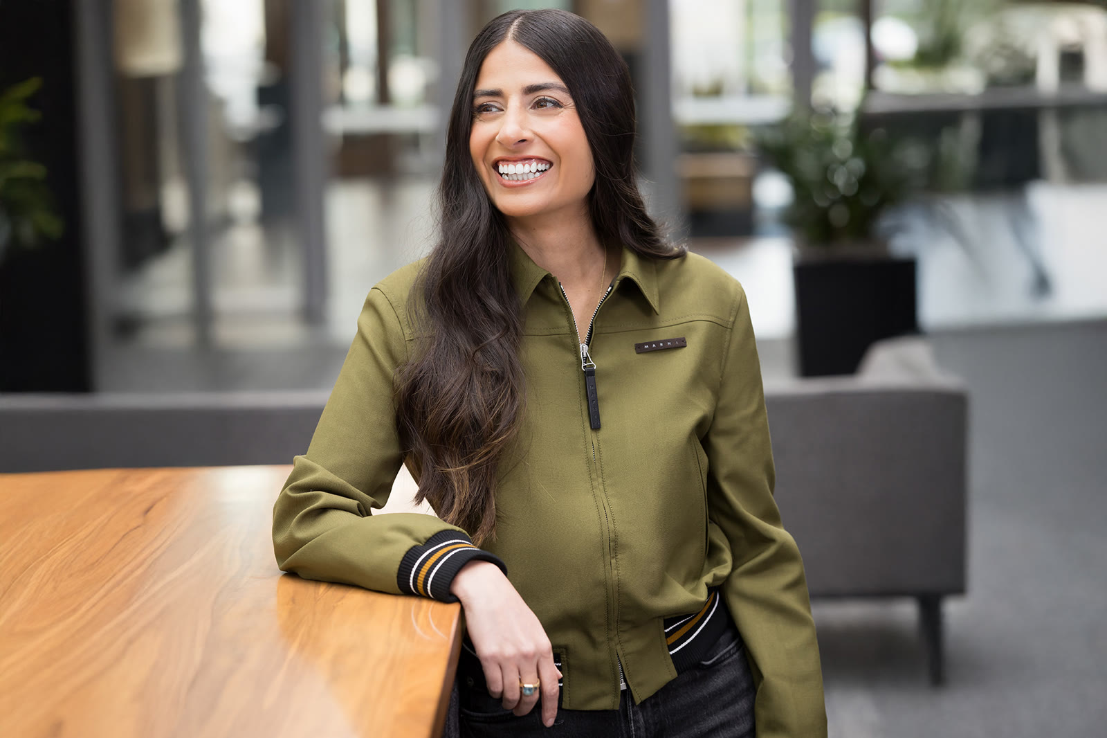 Ritratto ufficiale di Asha Sharma diffuso da Microsoft